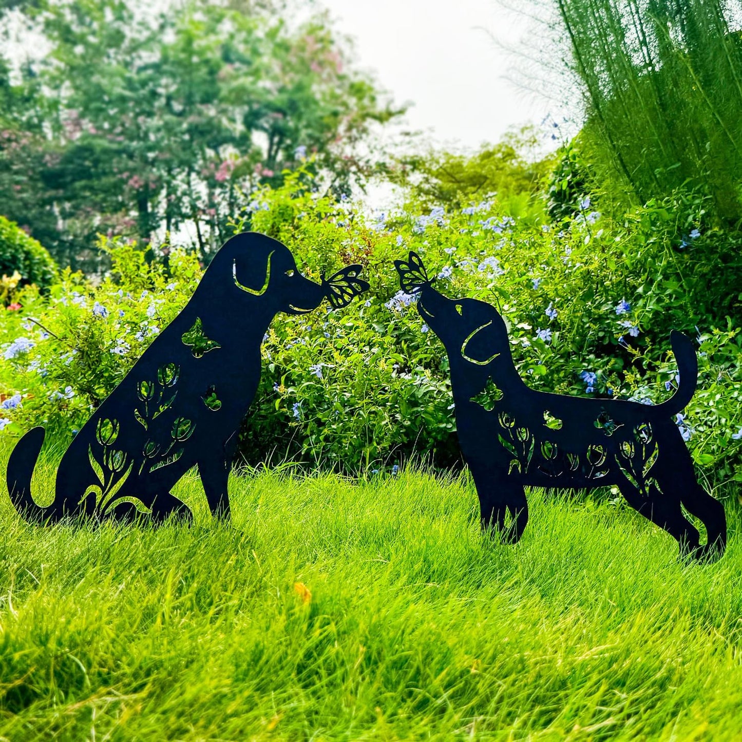 Metal Köpek Bahçe Dekoru – Çiçek ve Kelebek Motifli Dayanıklı Metal Bahçe Süsü