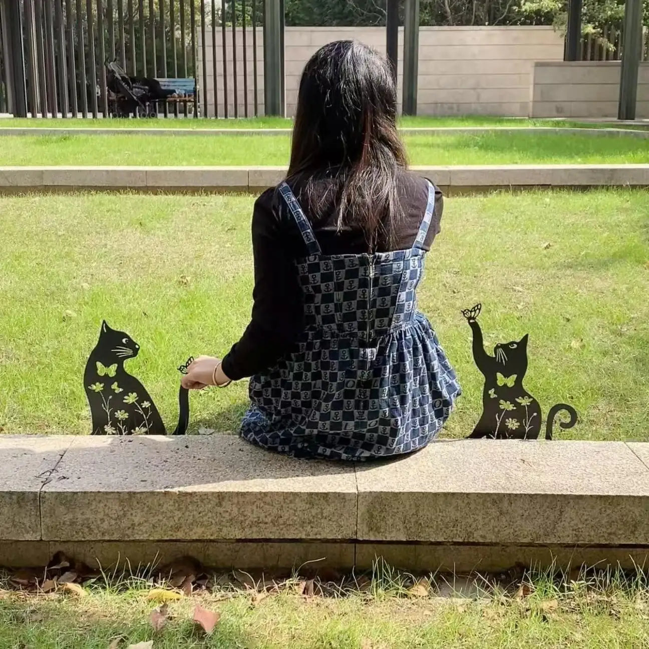 Metal Kedi Bahçe Dekoru – Çiçek ve Kelebek Motifli Dayanıklı Metal Bahçe Süsü