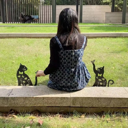Metal Kedi Bahçe Dekoru – Çiçek ve Kelebek Motifli Dayanıklı Metal Bahçe Süsü