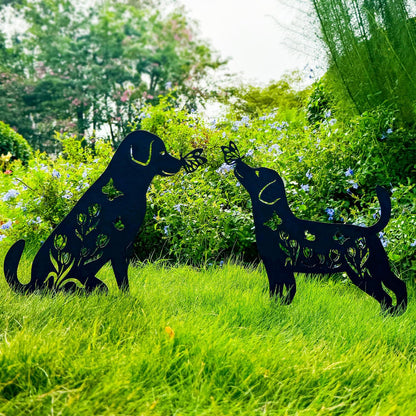 Metal Köpek Bahçe Dekoru – Çiçek ve Kelebek Motifli Dayanıklı Metal Bahçe Süsü