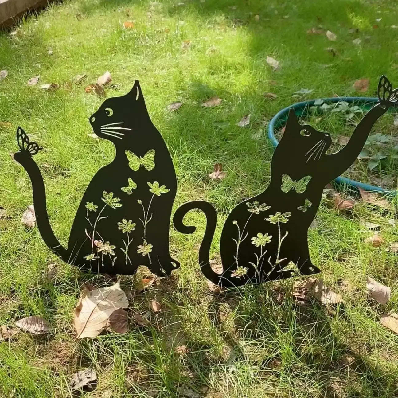 Metal Kedi Bahçe Dekoru – Çiçek ve Kelebek Motifli Dayanıklı Metal Bahçe Süsü