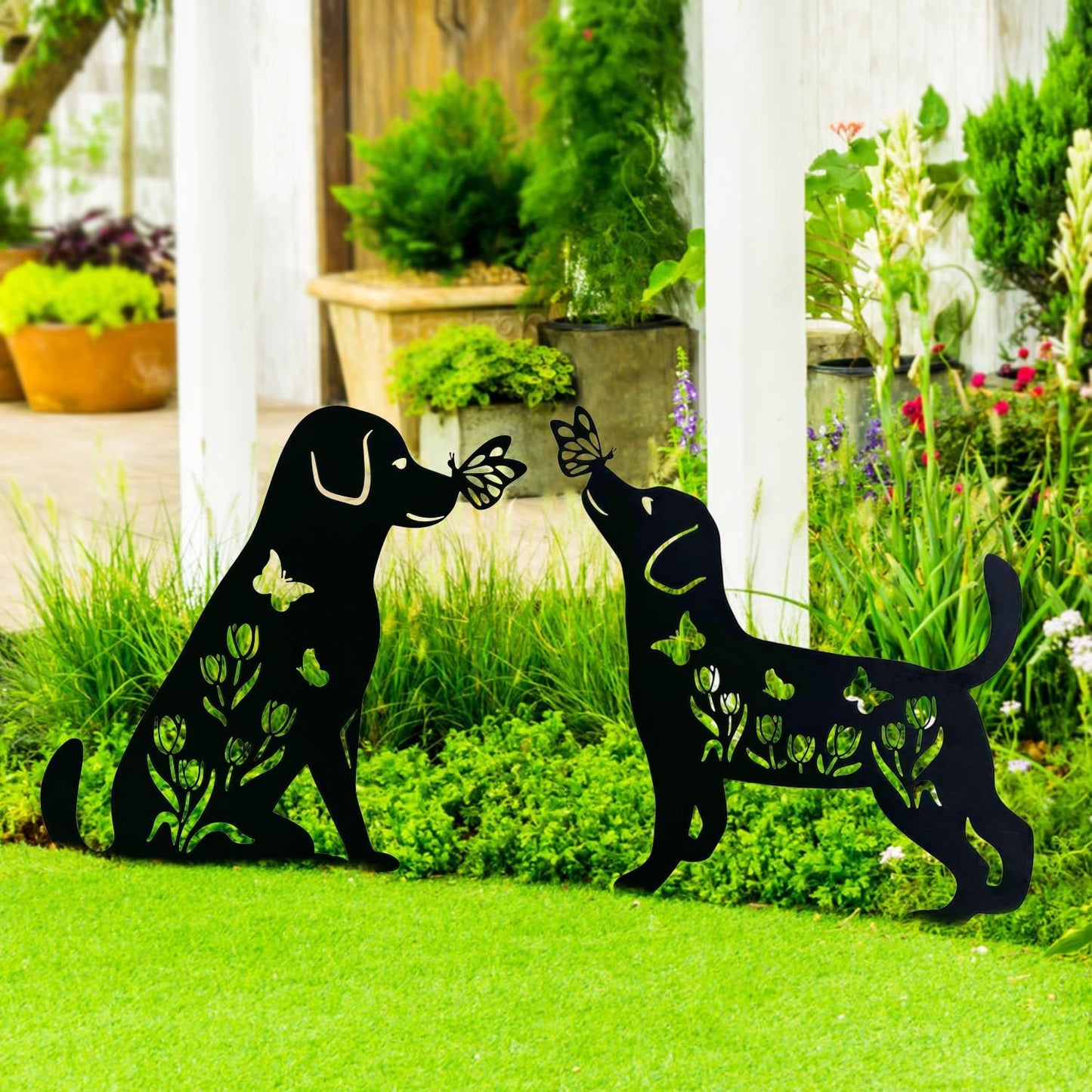 Metal Köpek Bahçe Dekoru – Çiçek ve Kelebek Motifli Dayanıklı Metal Bahçe Süsü