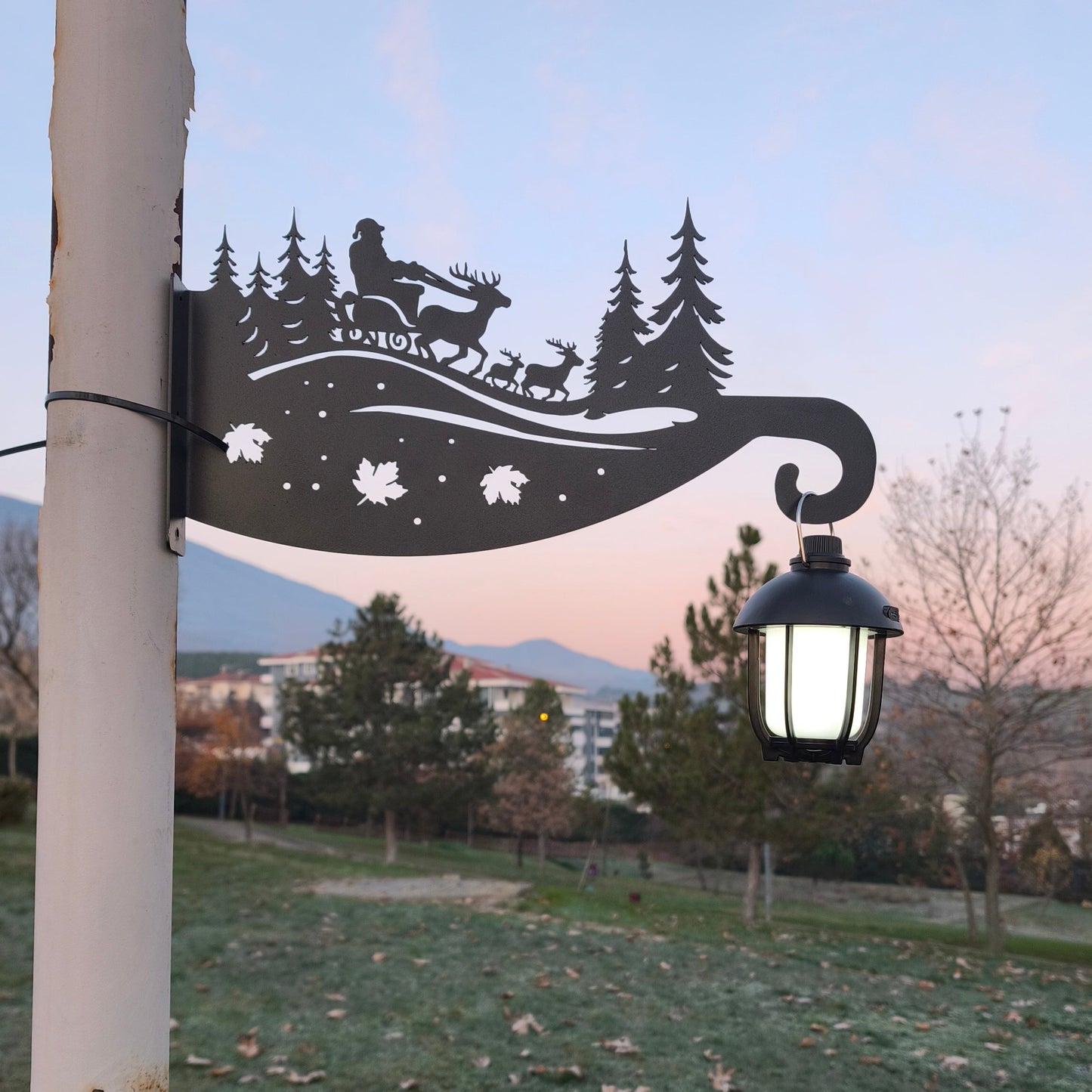 Noel Baba ve Geyikleri Figürlü Çiçeklik Askı Metali