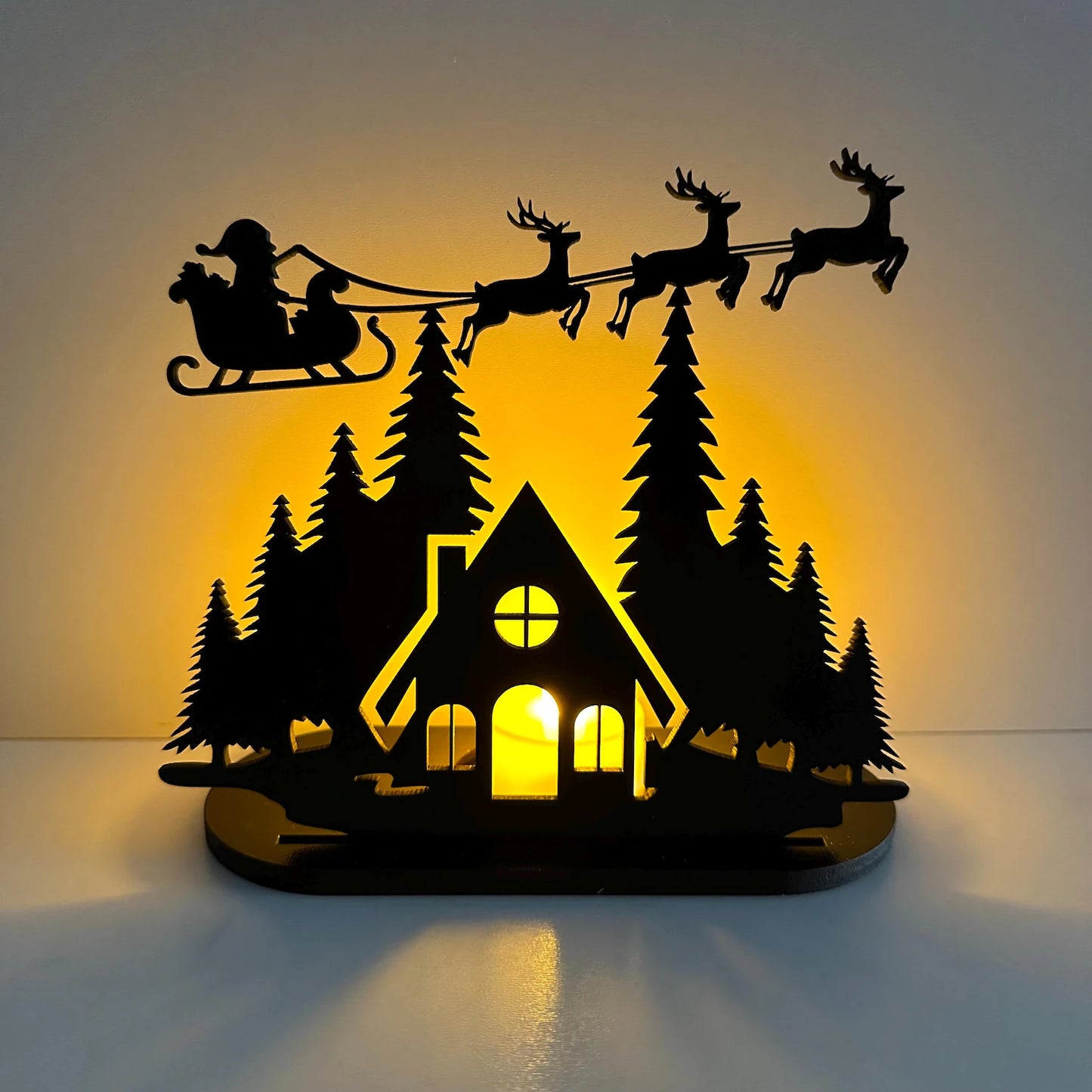 Noel Baba Ağaçlar Üstünde