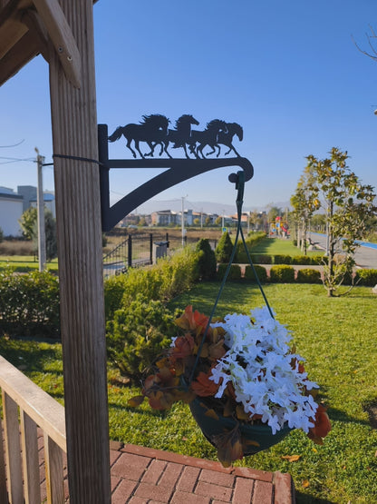 At Sürüsü Figürlü Çiçeklik Askı Metali