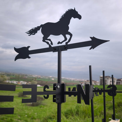 At Figürlü Rüzgar Gülü