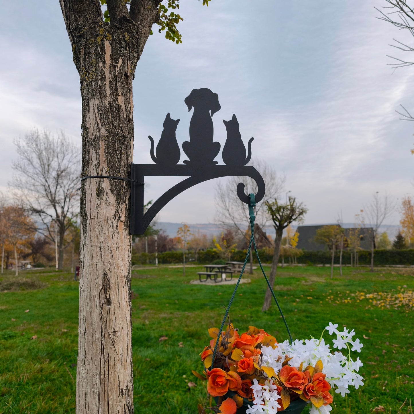 Köpek ve Dostları Çiçek Askı Metali