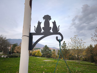 Köpek ve Dostları Çiçek Askı Metali