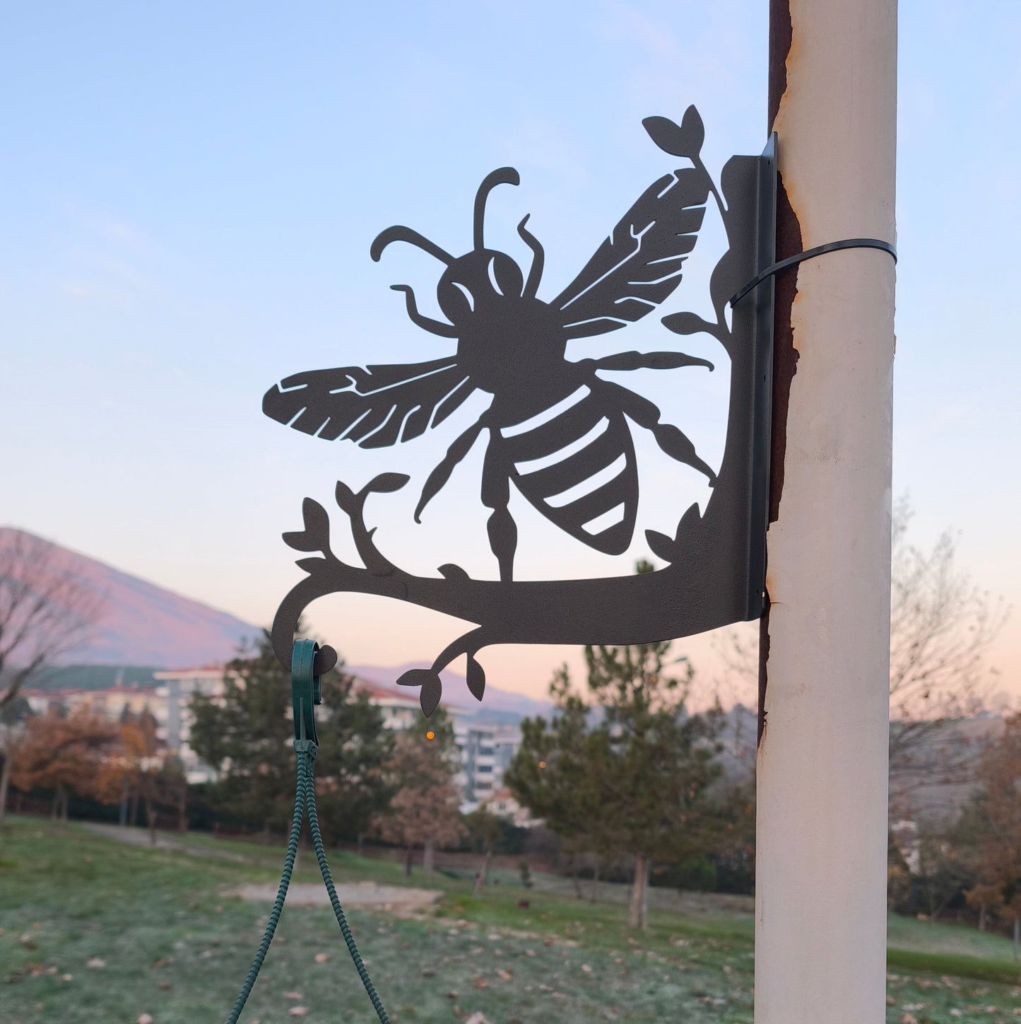 Kraliçe Arı Figürlü Askı Metali