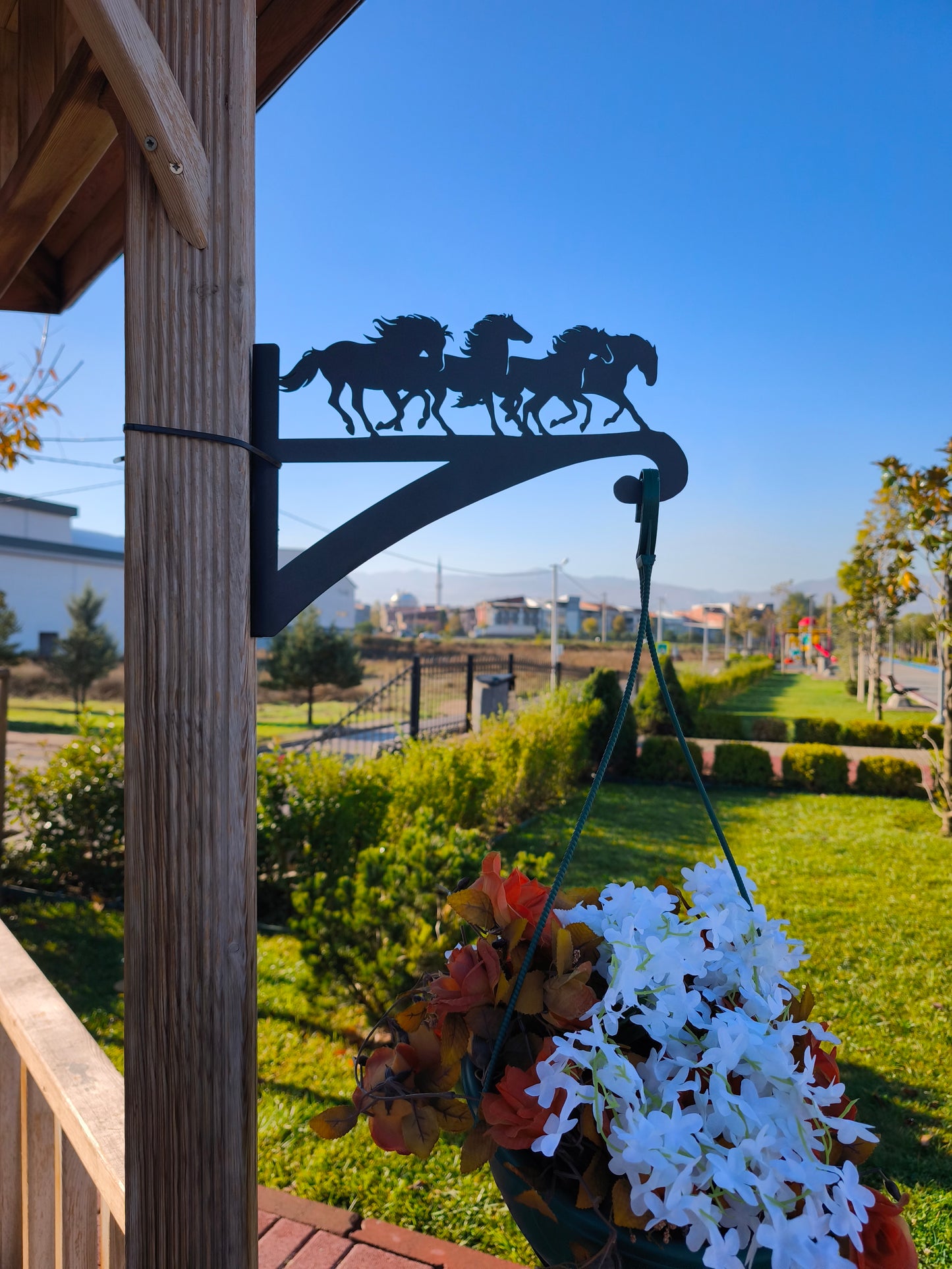 At Sürüsü Figürlü Çiçeklik Askı Metali